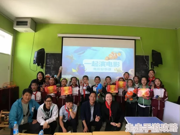 苏曼曼左安宸携手参加慈善活动为儿童教育筹款助力