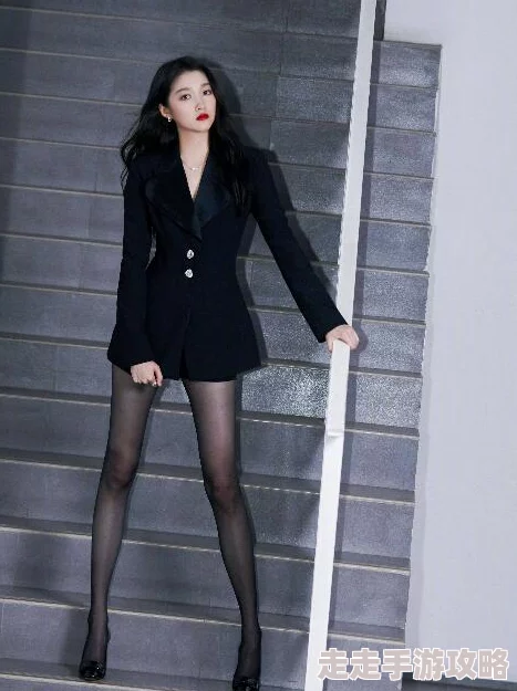 爆插黑丝近日网络热议一段黑丝搭配的时尚潮流视频引发众多网友模仿与讨论