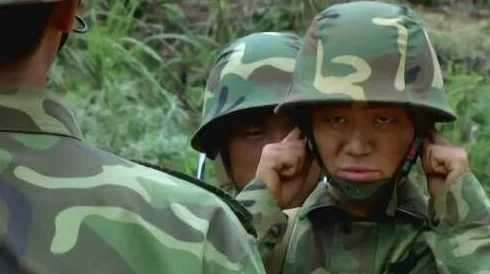 班长突然将遥控器开到最大音量震耳欲聋吓坏众人众人纷纷捂住耳朵