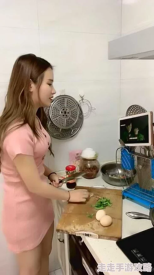 我和小嫂子的同居日子小嫂子最近开始学习烹饪新菜式让我惊喜不已