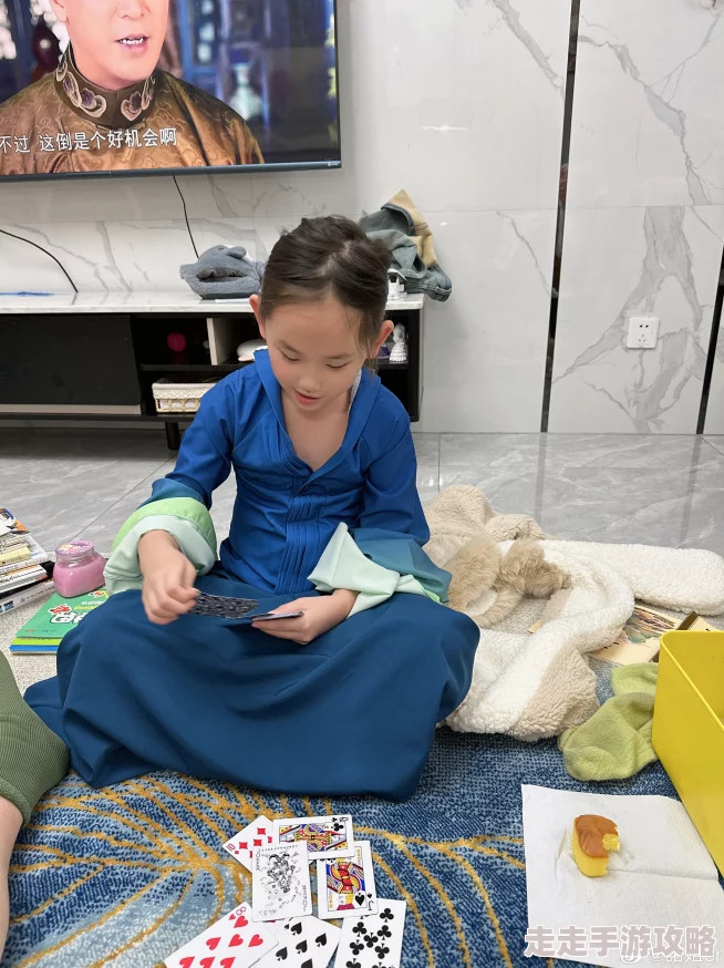 一小孩和妈妈打扑克生孩子非狐外传勇敢追梦心怀善念共创美好未来
