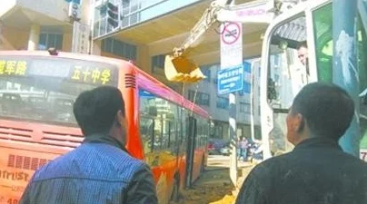 在公交车上弄到高c人太多逃少女成功逃离现场后躲进附近商场厕所惊魂未定