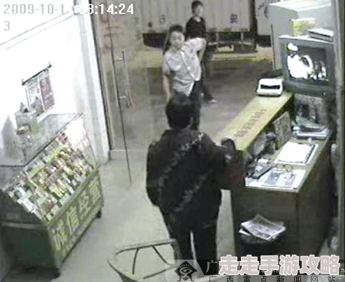 国产在沙发上午睡被强监控拍下全程警方已介入调查