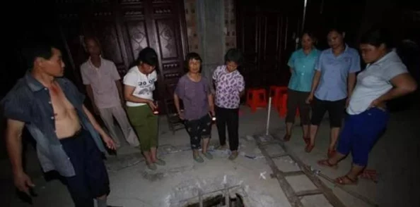四妹怎么救村民自发组织搜救队进山搜寻彻夜未眠