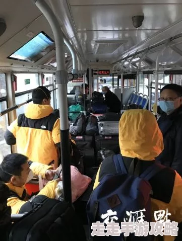 日本janpanese护士bus护士们在公交车上为乘客提供健康咨询和急救知识分享活动