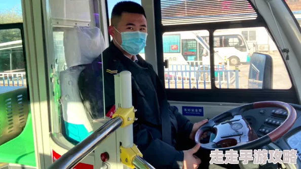 日本janpanese护士bus护士们在公交车上为乘客提供健康咨询和急救知识分享活动
