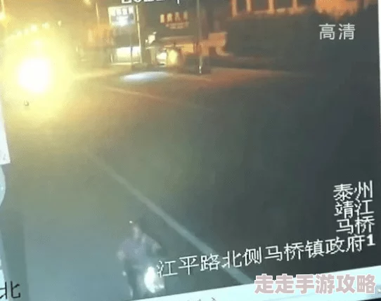 抱着边走边撞水流了一地的视频监控录像曝光画面显示碰撞力度较大