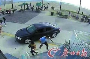 抱着边走边撞水流了一地的视频监控录像曝光画面显示碰撞力度较大