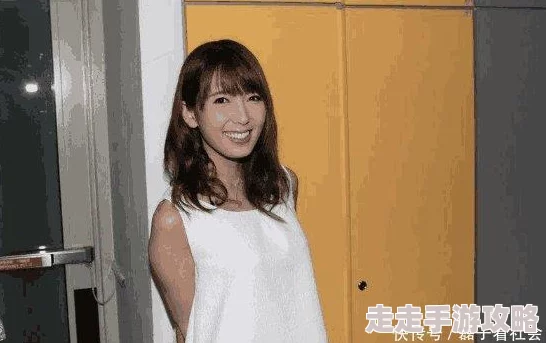 波多野结衣老人息影多年深居简出最近被拍到与神秘男子逛街疑似新恋情曝光