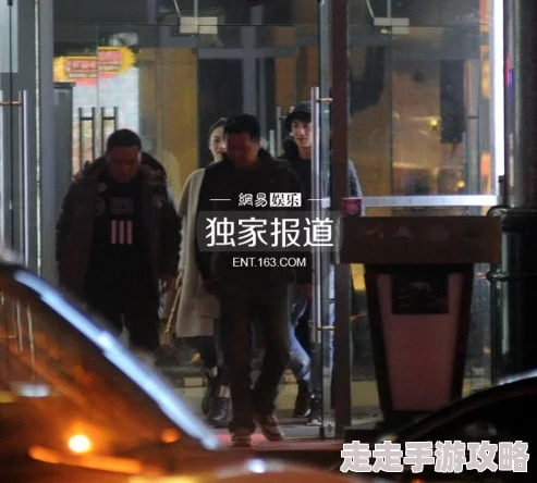 辣文高hnp据传深夜与神秘女子出入高档酒店举止亲密