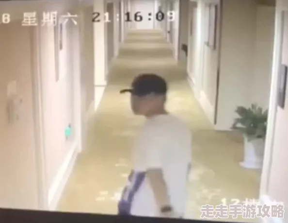 按在墙上腿缠着腰做曝光偷拍视频酒店房间内监控画面流出