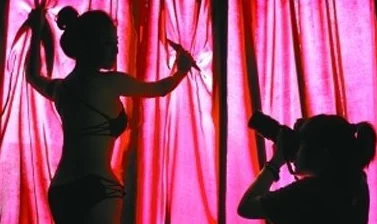 午夜肉体艺术观念摄影展明日开幕展览探讨身体与社会关系