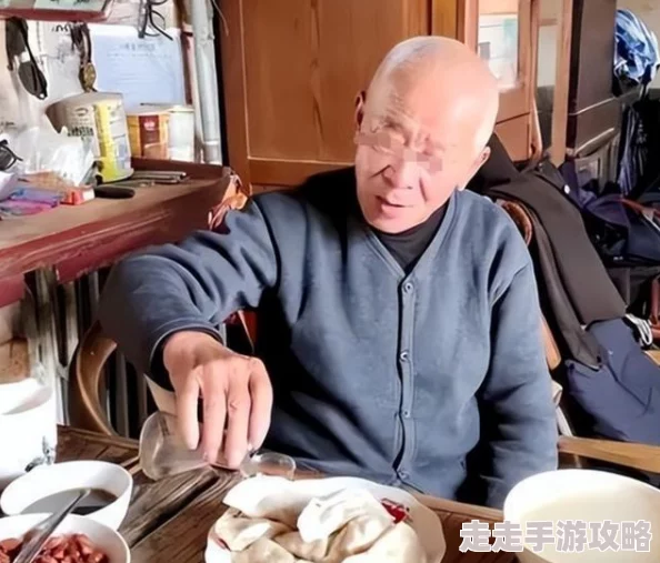 骚年瘦老头玩八旬老头为什么充满趣味的互动令人捧腹为何能成为热门话题